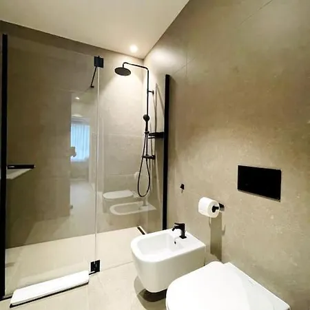 Elegante Attico 300 M Dal Tasis