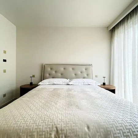 Elegante Attico 300 M Dal Tasis